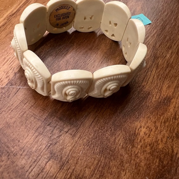 Avon Cream Carved Bracelet. Beautiful color and rare find. - Picture 10 of 11